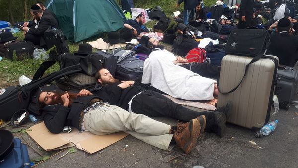 Jewish pilgrims, who plan to enter Ukraine from the territory of Belarus, rest in a neutral zone near Novi Yarylovychi crossing point in Chernihiv Region, Ukraine September 15, 2020 - Sputnik International