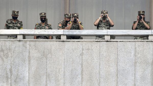 North Korean army soldiers wearing face masks look at the South side during South Korean Unification Minister Lee In-young's visit to Panmunjom in the Demilitarized Zone, South Korea, Wednesday, Sept. 16, 2020 - Sputnik International