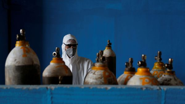 A medical worker stands next to an oxygen cylinder at the Yatharth Hospital in Noida, on the outskirts of New Delhi, India, September 15, 2020. Picture taken September 15, 2020.  - Sputnik International