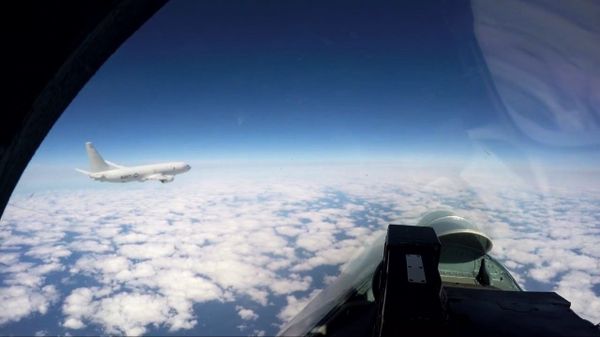 Russian fighter Su-27 escorts the US Navy base patrol aircraft P-8A Poseidon - Sputnik International