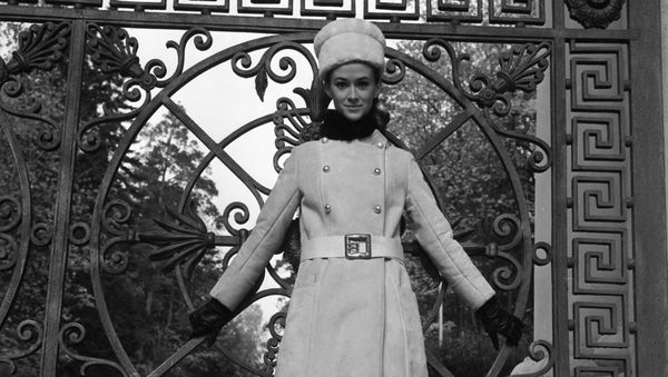 A model demonstrates a coat from the 1968 autumn-winter collection at the Moscow House of Fashion, August 1967 - Sputnik International