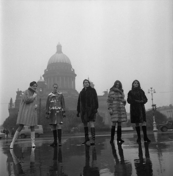 Models demonstrate fur coats from the 1968-1969 collection near the St Isaac Cathedral in Leningrad, October 1968 Models demonstrate fur coats from the 1968-1969 collection near the St Isaac Cathedral in Leningrad, October 1968 - Sputnik International