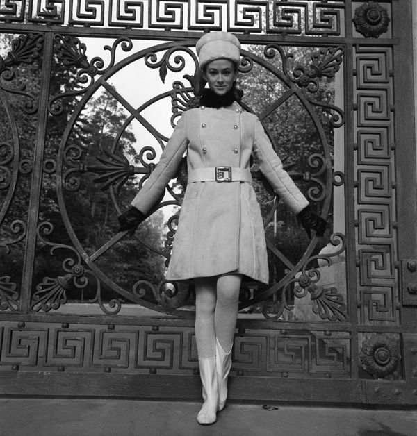 A model demonstrates a coat from the 1968 autumn-winter collection at the Moscow House of Fashion, August 1967 A model demonstrates a coat from the 1968 autumn-winter collection at the Moscow House of Fashion, August 1967 - Sputnik International