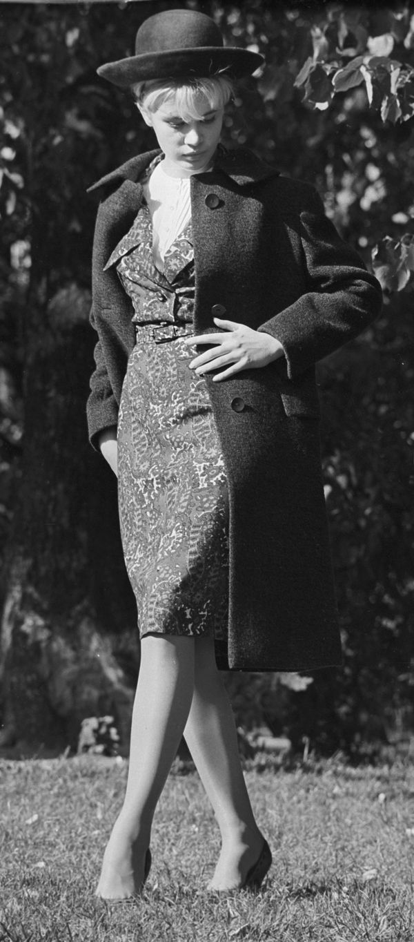 A model demonstrates a dress made of artificial silk, a wool coat and a felt hat - all from the 1964 autumn collection. A model demonstrates a dress made of artificial silk, a wool coat and a felt hat - all from the 1964 autumn collection. - Sputnik International