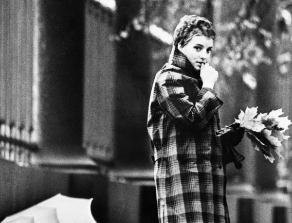 A woman holds a bunch of autumn leaves, 1970 A woman holds a bunch of autumn leaves, 1970 - Sputnik International