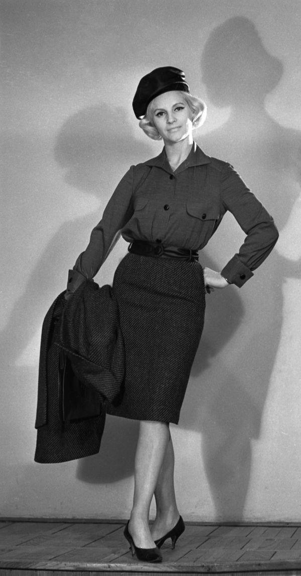 A model demonstrates an autumn outfit, 1965 A model demonstrates an autumn outfit, 1965 - Sputnik International