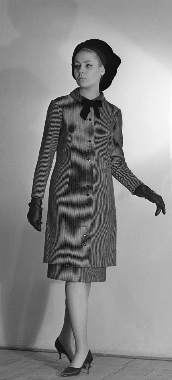 A model demonstrates a wool costume from the spring-autumn collection, 1965 A model demonstrates a wool costume from the spring-autumn collection, 1965 - Sputnik International