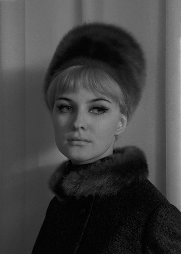 A model wears a coat with a fur collar and a fur hat, 1965 A model wears a coat with a fur collar and a fur hat, 1965 - Sputnik International