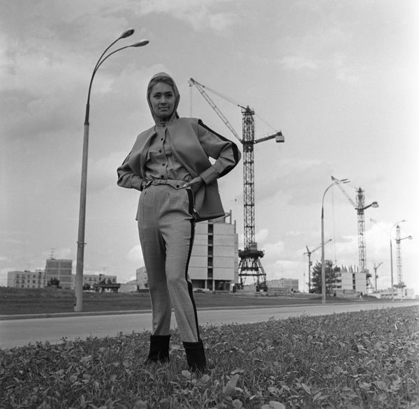 A model demonstrates an outfit for autumn countryside walks, 1966 A model demonstrates an outfit for autumn countryside walks, 1966 - Sputnik International
