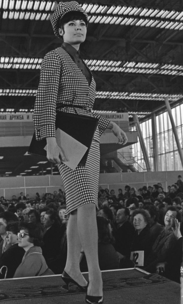 A model demonstrates a business-style costume from the 1964 autumn-winter collection A model demonstrates a business-style costume from the 1964 autumn-winter collection - Sputnik International
