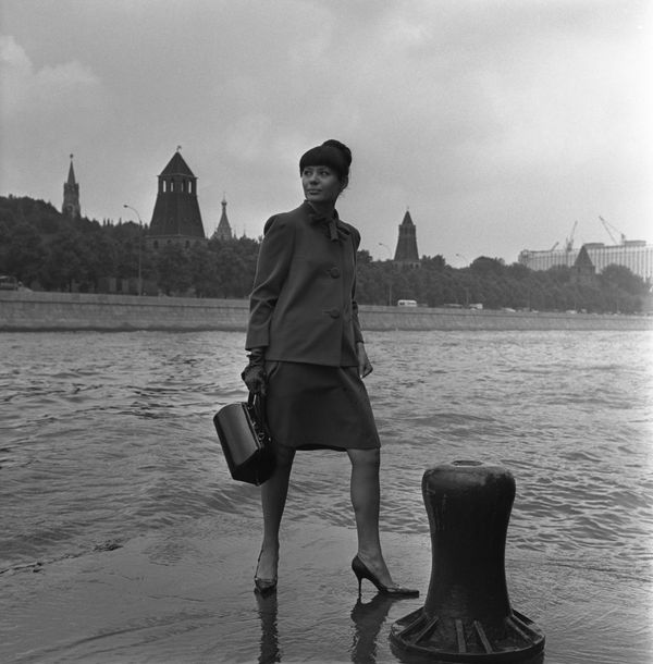A model demonstrates an outfit from the 1966 autumn collection against the backdrop of the Kremlin Embankment in Moscow, 1966 A model demonstrates an outfit from the 1966 autumn collection against the backdrop of the Kremlin Embankment in Moscow, 1966 - Sputnik International