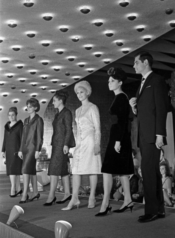 Participants of the International Fashion Congress in Moscow demonstrate autumn outfits from the 1964 collection Participants of the International Fashion Congress in Moscow demonstrate autumn outfits from the 1964 collection - Sputnik International