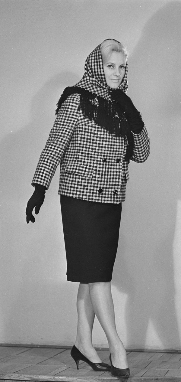 A model demonstrates a jacket and a shawl from the 1965 autumn collection A model demonstrates a jacket and a shawl from the 1965 autumn collection - Sputnik International