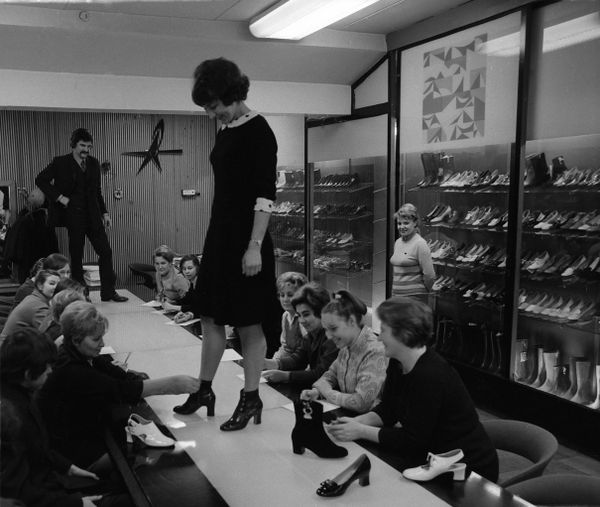 A model demonstrates leather shoes made at the Paris Commune factory in Moscow, 1972 A model demonstrates leather shoes made at the Paris Commune factory in Moscow, 1972 - Sputnik International