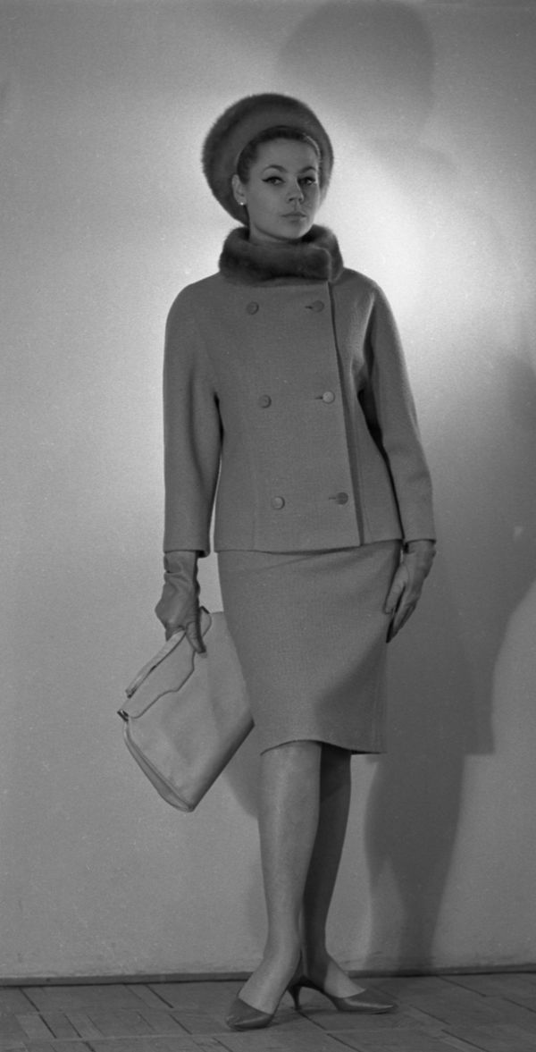 A model demonstrates a coat and a fur hat from the autumn-winter collection of 1965 A model demonstrates a coat and a fur hat from the autumn-winter collection of 1965 - Sputnik International