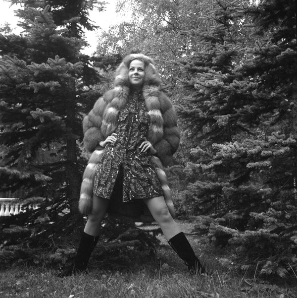 A model demonstrates a red fox fur coat, 1967 A model demonstrates a red fox fur coat, 1967 - Sputnik International