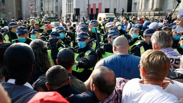 People gather in Trafalgar Square to protest against the lockdown imposed by the government, following the outbreak of the coronavirus disease (COVID-19), in London, Britain, September 19, 2020. - Sputnik International