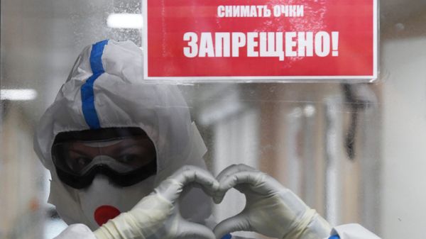 A medical worker in the red zone of the COVID-19 hospital at the Vishnevsky National Medical Research Center for Surgery in Moscow - Sputnik International