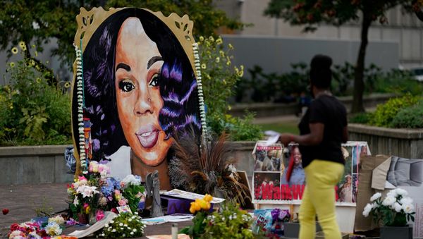 A woman visits the memorial for Breonna Taylor in Louisville, Kentucky, U.S., September 11, 2020.   - Sputnik International