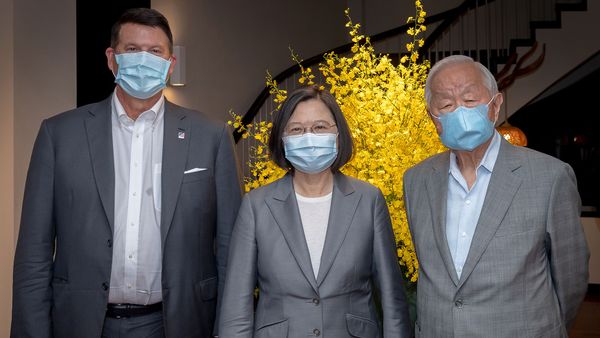 Taiwan President Tsai Ing-wen, U.S. Undersecretary for Economic Affairs Keith Krach and Taiwan Semiconductor Manufacturing Company (TSMC) founder Morris Chang attend a banquet for the U.S. delegation in Taipei, Taiwan September 18, 2020. - Sputnik International