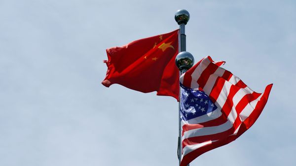 Chinese and U.S. flags flutter near the Bund in Shanghai, China, 30 July 2019 - Sputnik International