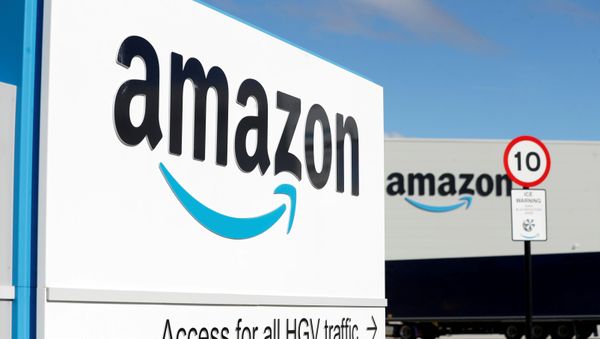 An Amazon logo is seen at its centre in Darlington, County Durham, Britain September 3, 2020. REUTERS/Lee Smith/File Photo - Sputnik International