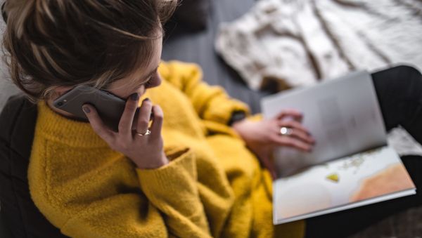 Woman reading magazine - Sputnik International
