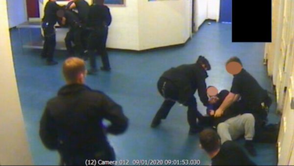 Prison officers overpower Brusthom Ziamani and Baz Hockton on 9 January 2020 - Sputnik International