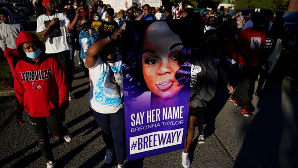 Protesters march though the streets of a Louisville neighborhood - Sputnik International