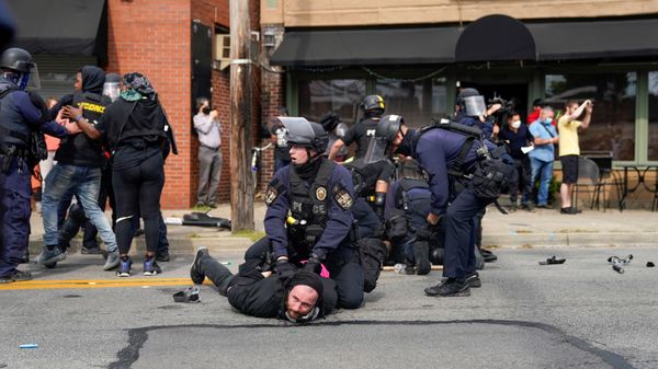 A police officer detains a protester as people react after a decision in the criminal case against police officers involved in the death of Breonna Taylor, who was shot dead by police in her apartment, in Louisville, Kentucky, U.S. September 23, 2020. - Sputnik International