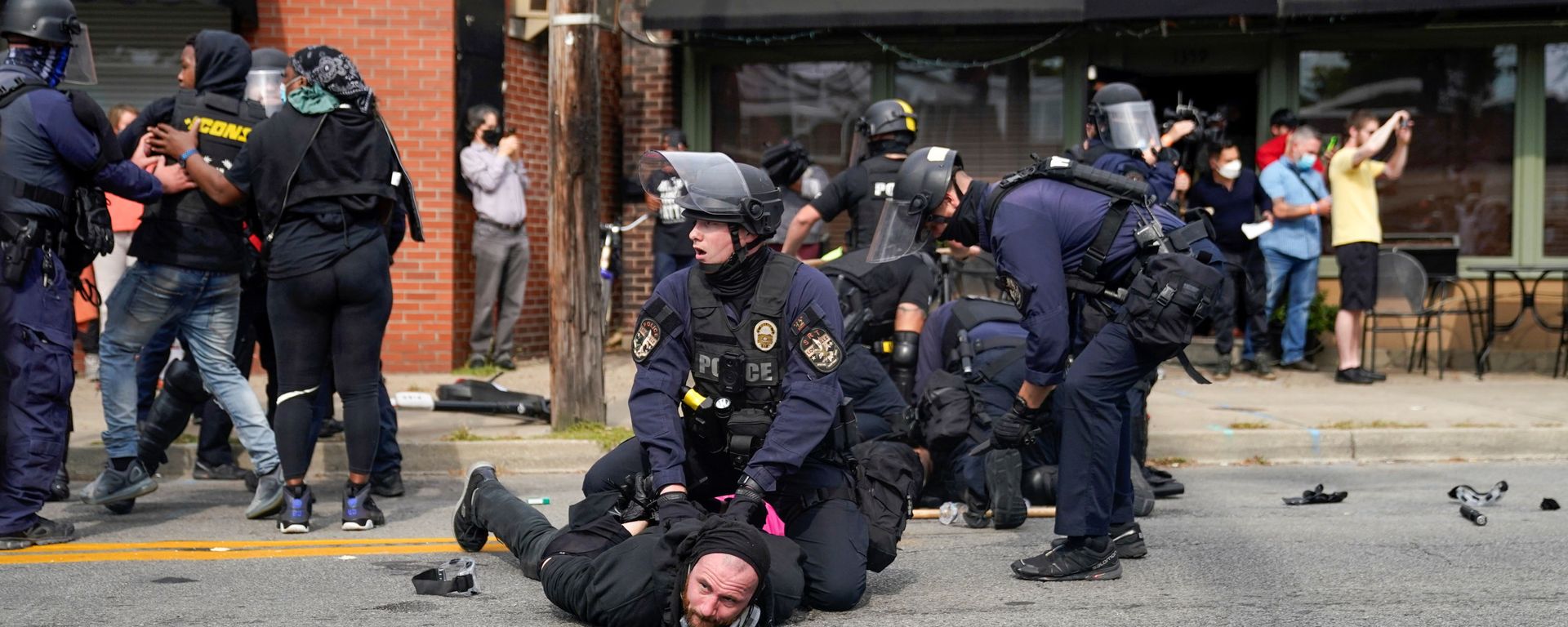 A police officer detains a protester as people react after a decision in the criminal case against police officers involved in the death of Breonna Taylor, who was shot dead by police in her apartment, in Louisville, Kentucky, U.S. September 23, 2020. - Sputnik International, 1920, 23.09.2020