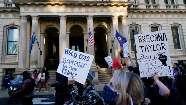 People march past City Hall during a protest against the deaths of Breonna Taylor by Louisville police and George Floyd by Minneapolis police, in Louisville, Kentucky, U.S. May 29, 2020 - Sputnik International