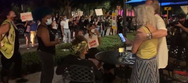 Protestors are now going restaurant by restaurant to chant at diners on Beach Dr. in St. Pete. A lot of diners yelled back, starting multiple confrontations - Sputnik International