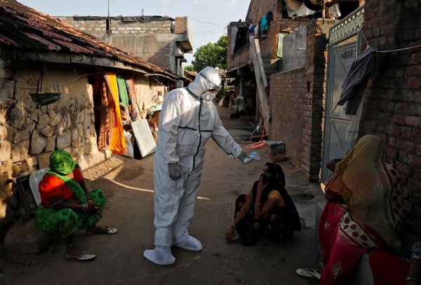 Crisis, Distance and Masks: How Coronavirus Changed the World Crisis, Distance and Masks: How Coronavirus Changed the World - Sputnik International