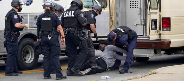 Police officers detain a protester, as people react after a decision in the criminal case against police officers involved in the death of Breonna Taylor, who was shot dead by police in her apartment, in Louisville, Kentucky, U.S. September 23, 2020 Police officers detain a protester, as people react after a decision in the criminal case against police officers involved in the death of Breonna Taylor, who was shot dead by police in her apartment, in Louisville, Kentucky, U.S. September 23, 2020 - Sputnik International
