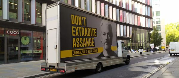 Van with sign against extradition of Julian Assange 24 September 2020 Van with sign against extradition of Julian Assange 24 September 2020 - Sputnik International