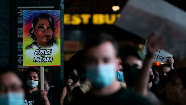 Women hold signs reading “When death exists, memory resists” and “The dead on my country hurt me” during a protest against police brutality in Medellin, Colombia, on September 14, 2020. - At least 10 people were killed and hundreds wounded after rioting broke out in the Colombian capital Bogota during a protest to demand justice for victims of police brutality, after the recent death of Javier Ordonez while in custody.  - Sputnik International