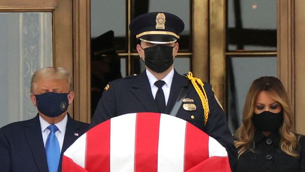 U.S. President Donald Trump and First Lady Melania Trump pay their respects to late Associate Justice Ruth Bader Ginsburg as her casket lies in repose at the top of the steps of the U.S. Supreme Court building in Washington, U.S., September 24, 2020. REUTERS/Jonathan Ernst     TPX IMAGES OF THE DAY - Sputnik International