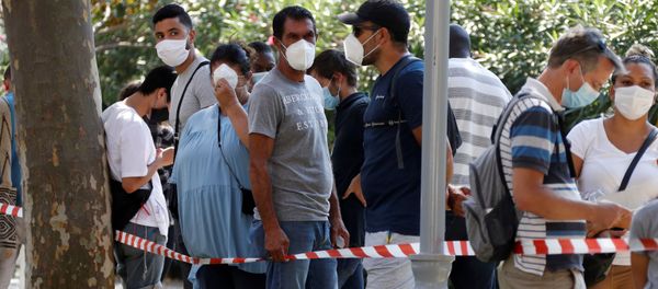 People wearing protective face masks wait in line at a testing site for coronavirus disease (COVID-19) in Marseille, France, September 17, 2020. - Sputnik International