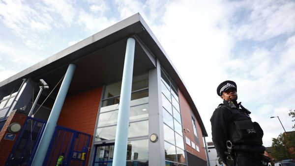 Officer stands guard outside Croydon police station - Sputnik International