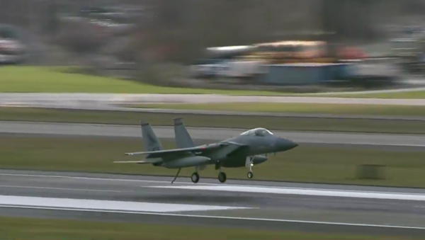 An F-15C Eagle of the Oregon Air National Guard makes an emergency landing at Portland International Airport on February 20, 2019 - Sputnik International