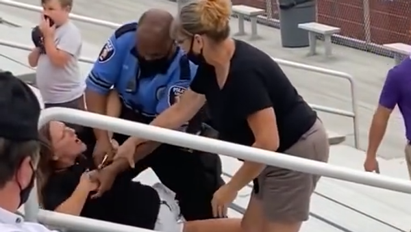 Woman Arrested at Middle School Football Game For Not Wearing a Mask - Sputnik International