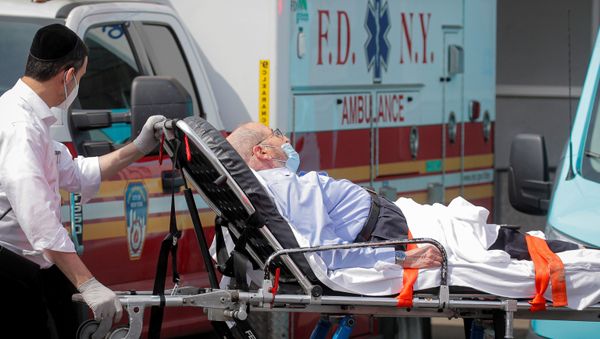 A patient arrives outside Maimonides Medical Center, as the spread of the coronavirus disease (COVID-19) continues, in the Borough Park area of Brooklyn, New York, U.S., September 25, 2020.  - Sputnik International