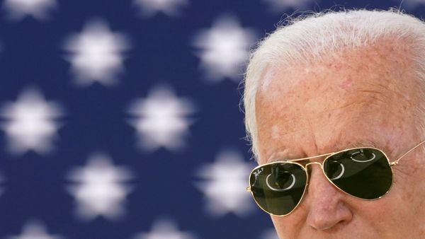 Attendees sitting in social distancing circles because of the coronavirus disease (COVID-19) pandemic are seen reflected in the sunglasses of U.S. Democratic presidential candidate Joe Biden as he speaks at an outdoor  Black Economic Summit while campaigning in Charlotte, North Carolina, U.S., September 23, 2020 - Sputnik International