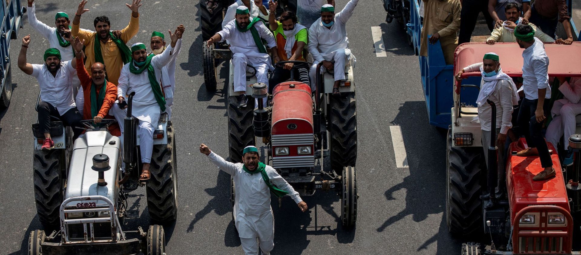 Farmers on tractors shout slogans as they arrive to block the Delhi-Uttar Pradesh border during a protest against farm bills passed by India's parliament Farmers on tractors shout slogans as they arrive to block the Delhi-Uttar Pradesh border during a protest against farm bills passed by India's parliament - Sputnik International, 1920, 04.10.2020