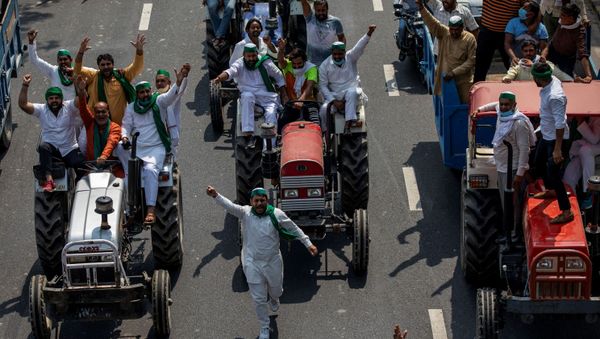 Farmers on tractors shout slogans as they arrive to block the Delhi-Uttar Pradesh border during a protest against farm bills passed by India's parliament Farmers on tractors shout slogans as they arrive to block the Delhi-Uttar Pradesh border during a protest against farm bills passed by India's parliament - Sputnik International