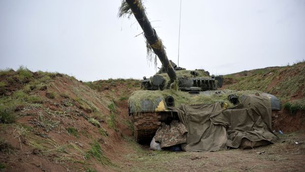 A T-64 tank of the Nagorno-Karabakh Defense Army on the first line of defense. A T-64 tank of the Nagorno-Karabakh Defense Army on the first line of defense. - Sputnik International