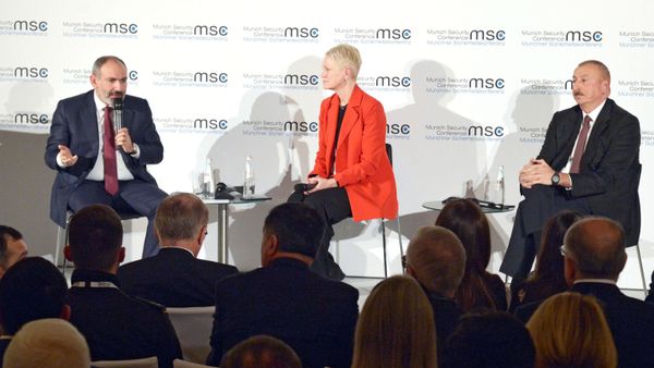 Armenian Prime Minister Nikol Pashinyan and Armenian President Ilham Aliyev take part in a conversation on Armenian-Azerbaijani relations at the Munich Security Conference, February 2020. - Sputnik International