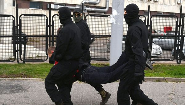 Law enforcement officers detain people during demonstrations in Minsk - Sputnik International