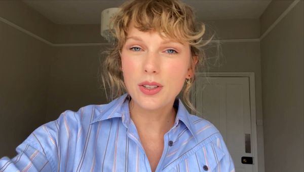 Taylor Swift accepts the award for Best Direction for The Man during the 2020 MTV VMAs in this screen grab image made available on August 30, 2020.  - Sputnik International